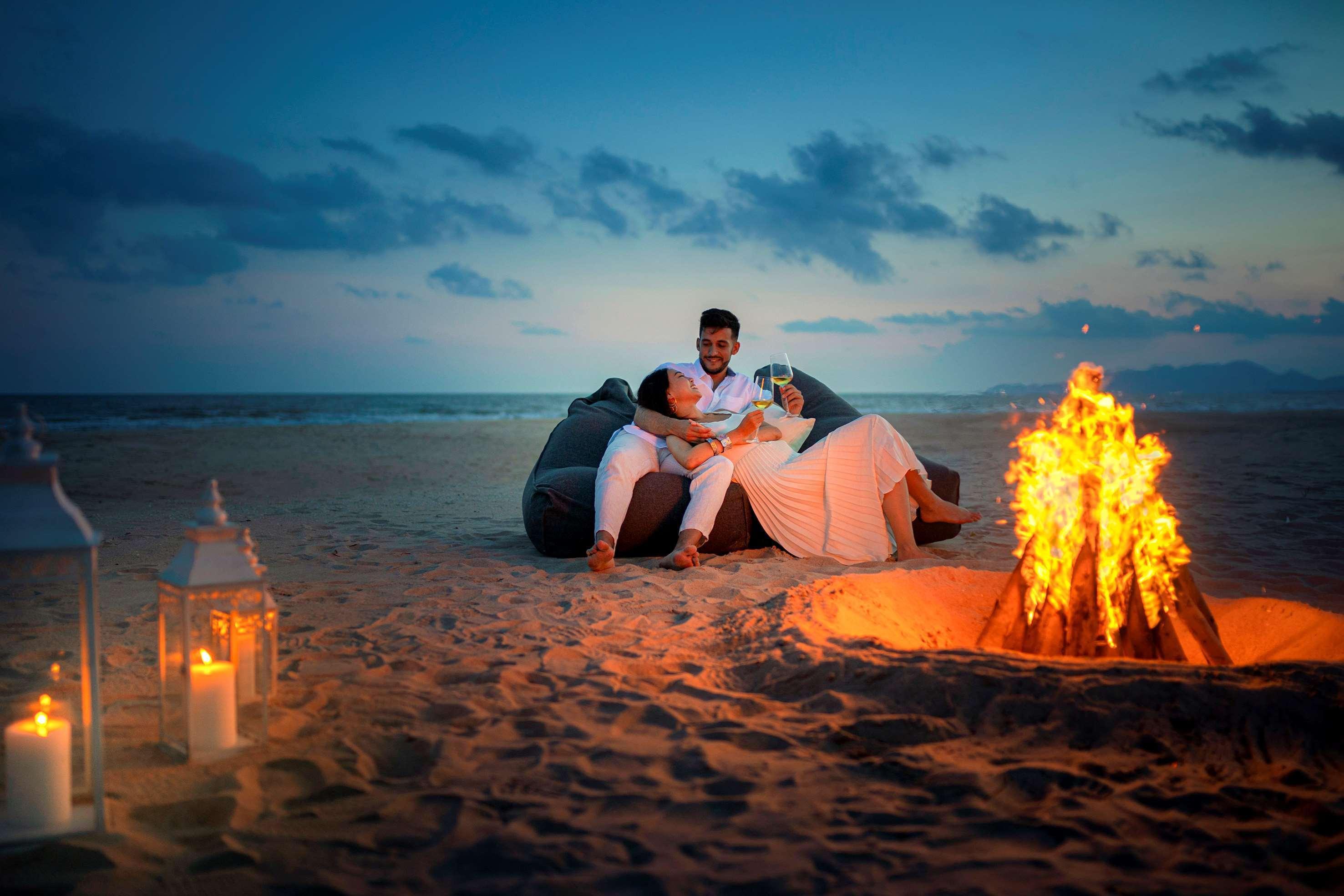 Melia Ho Tram Beach Resort Luaran gambar A couple at the beach at the resort