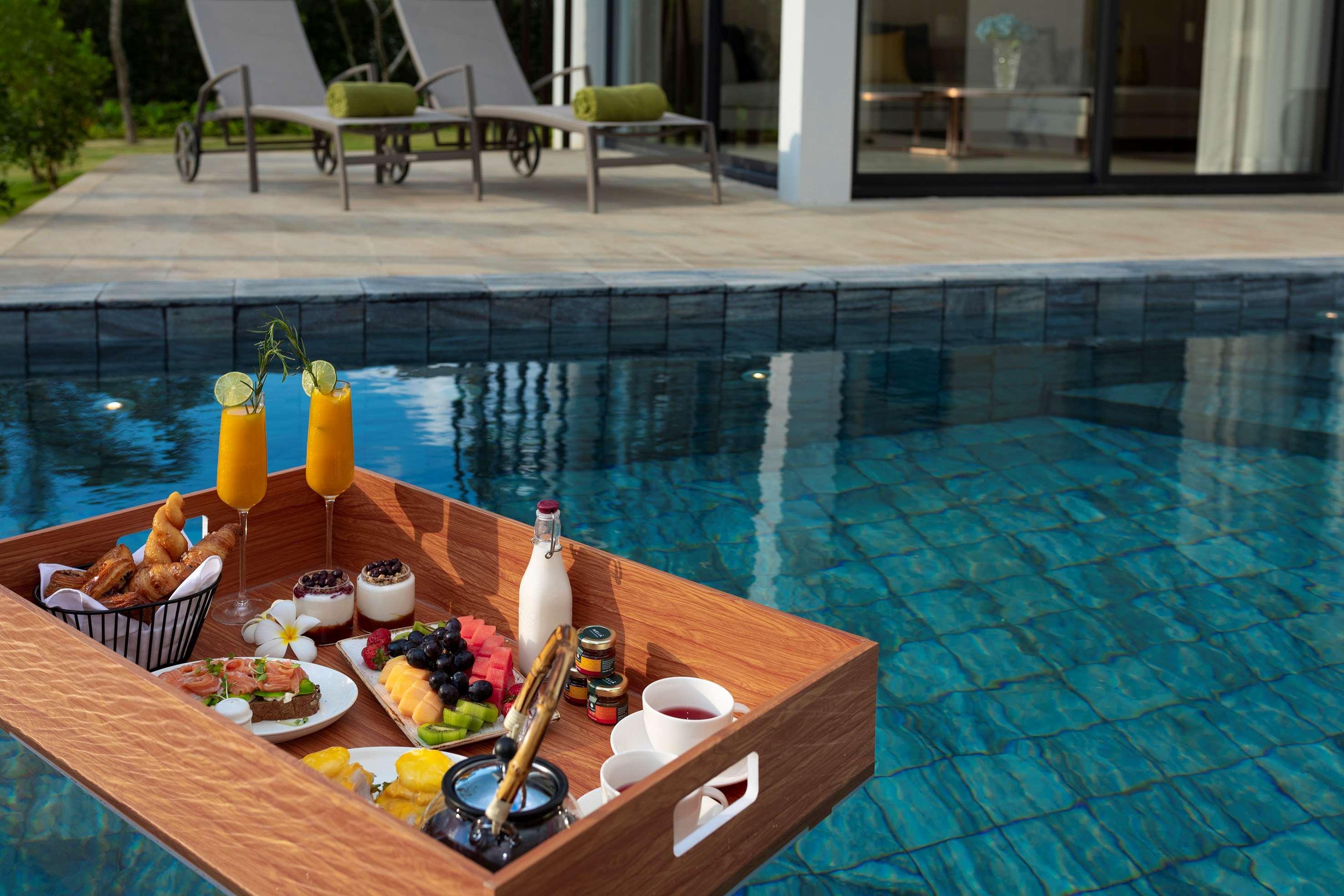Melia Ho Tram Beach Resort Luaran gambar Floating breakfast at a resort in Phuket, Thailand