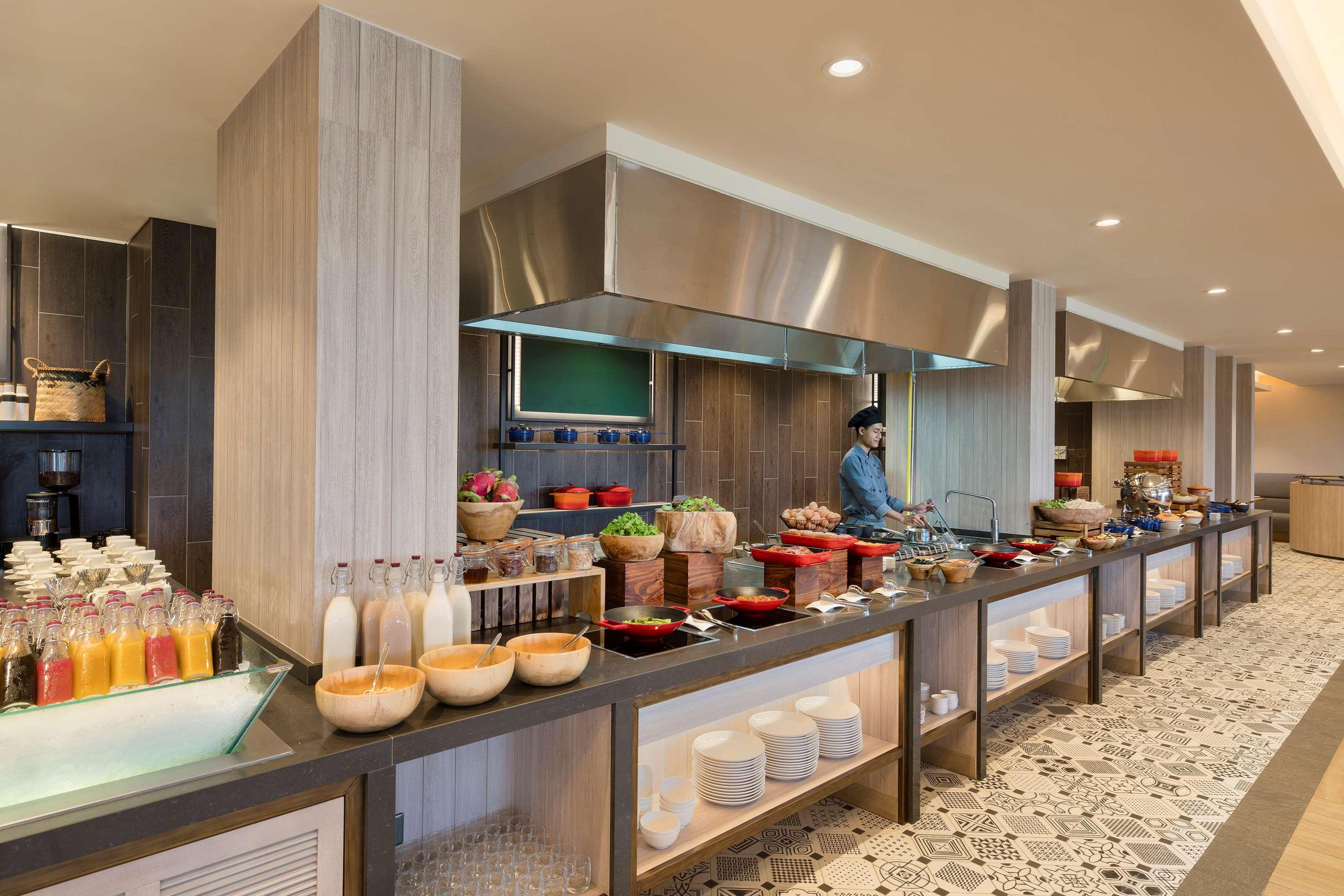 Melia Ho Tram Beach Resort Luaran gambar A live kitchen at a hotel
