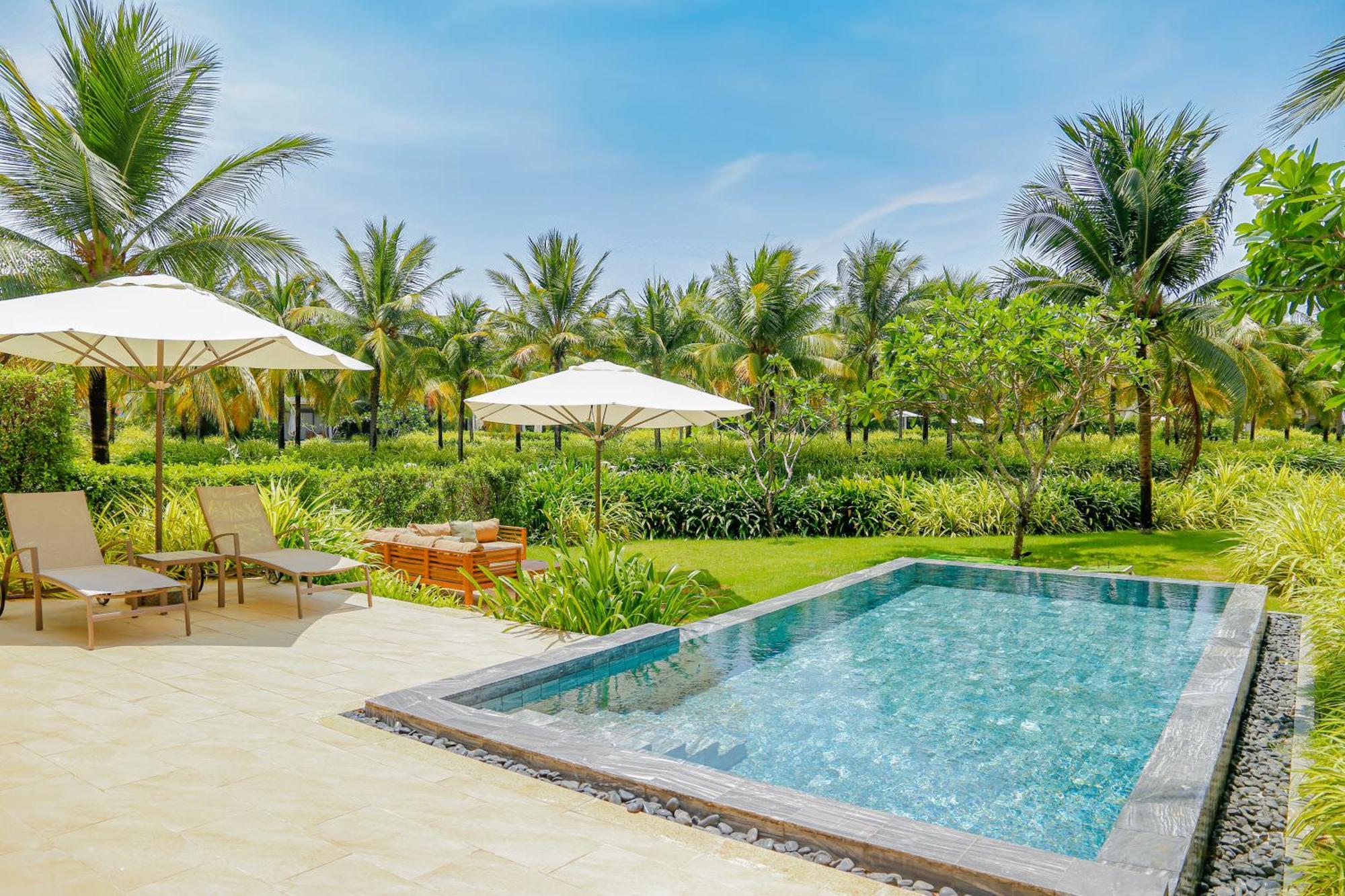 Melia Ho Tram Beach Resort Luaran gambar A pool at the resort