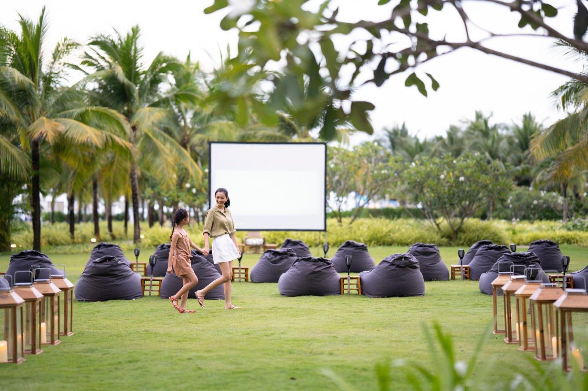 Melia Ho Tram Beach Resort Luaran gambar The lawn at the resort