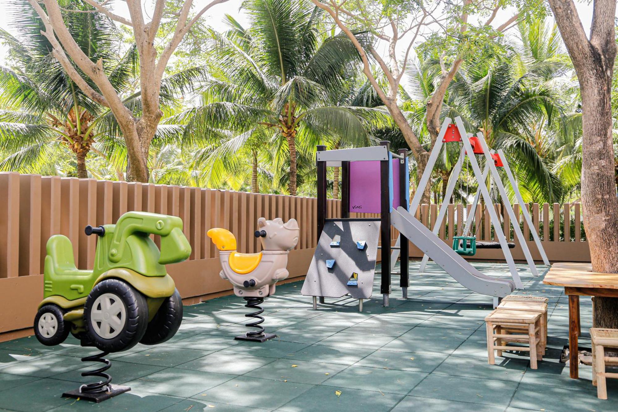 Melia Ho Tram Beach Resort Luaran gambar Playground at the hotel